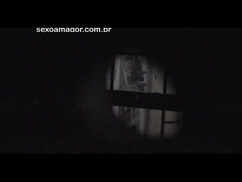 ❤️ Блонди ба таври махфӣ аз ҷониби як сайёҳи ҳамсоя, ки паси хиштҳои холӣ пинҳон шудааст, сабт мешавад ❌ Видео мақъад дар мо ❌️❤
